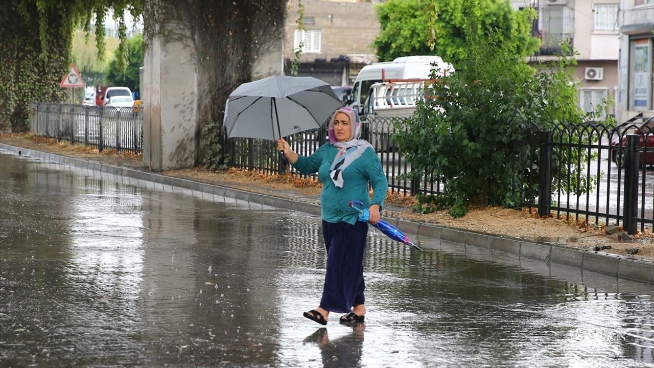 Adana'da Sağanak Yağış Hayatı Olumsuz Etkiledi