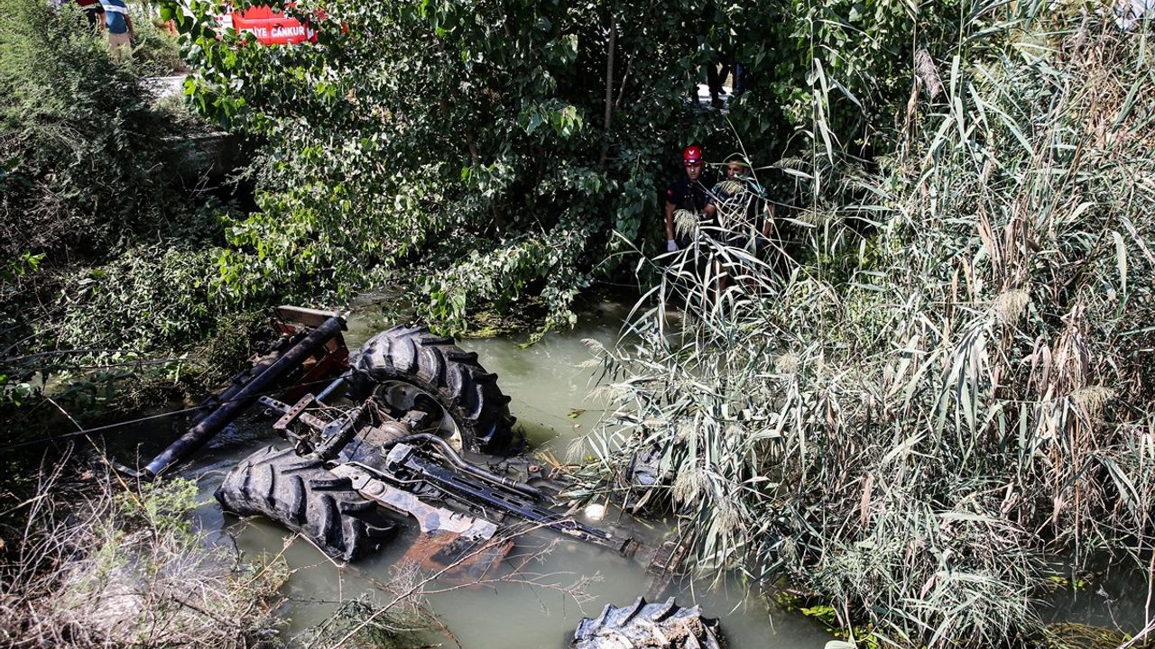 Adana'da Traktör Sulama Kanalına Devrildi: Sürücü Hayatını Kaybetti