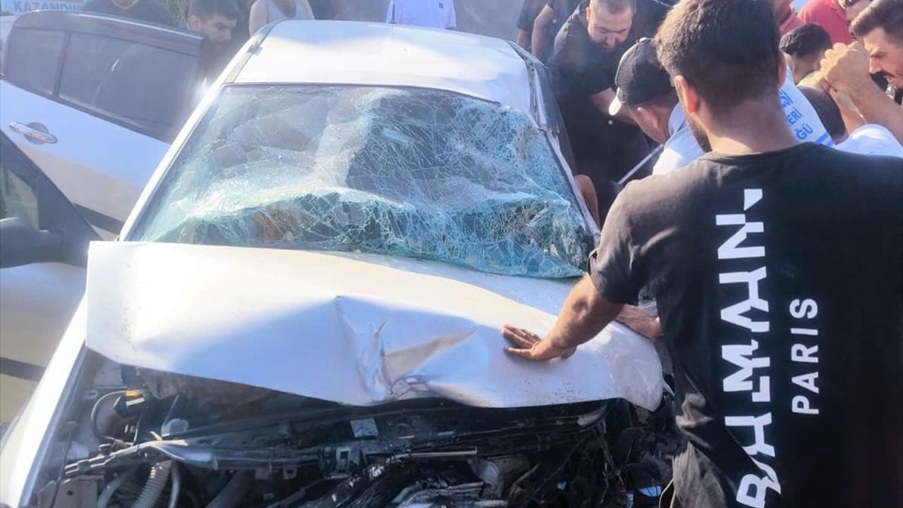 Adana'da Traktörle Çarpışan Otomobilde Kaza: 1 Ölü, 3 Yaralı
