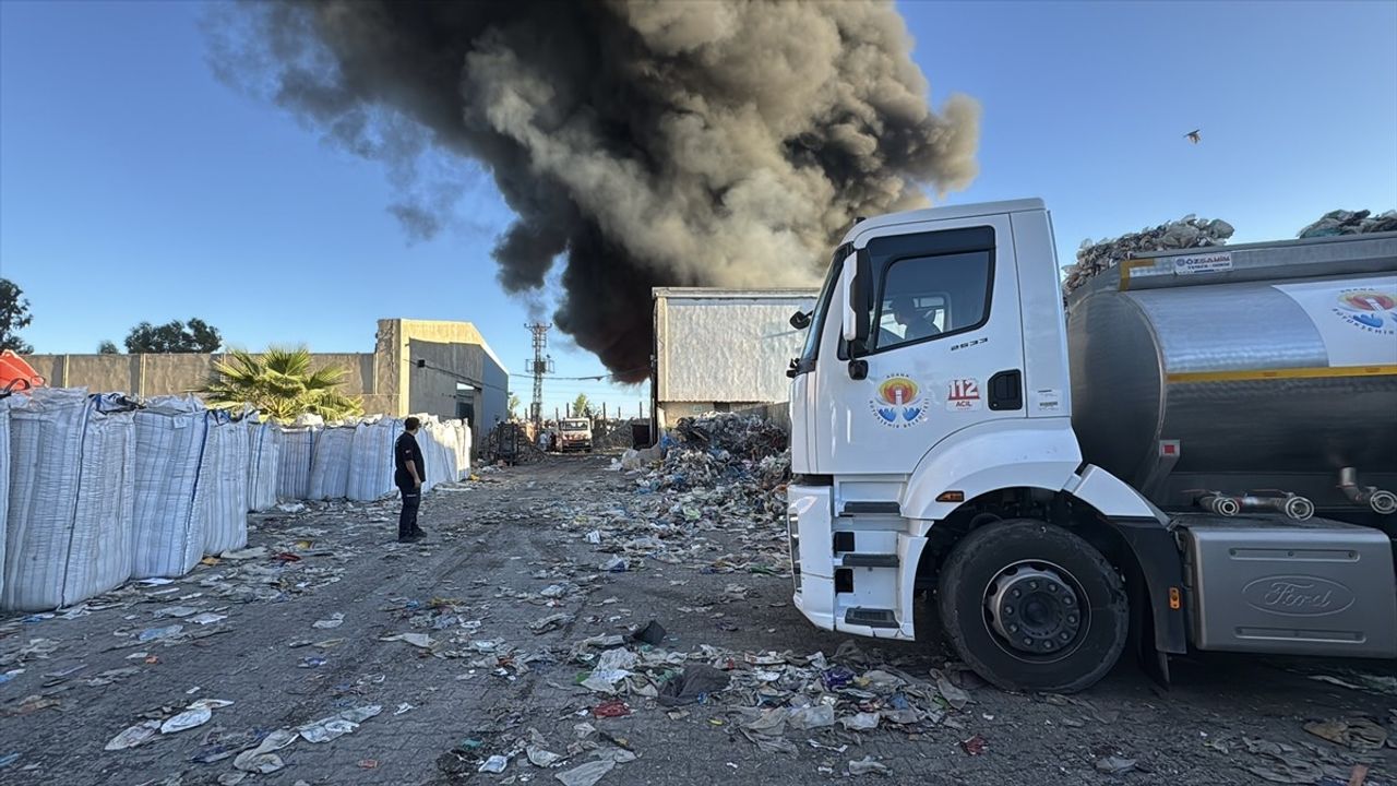 Adana'daki Geri Dönüşüm Fabrikasında Yangın Çıktı