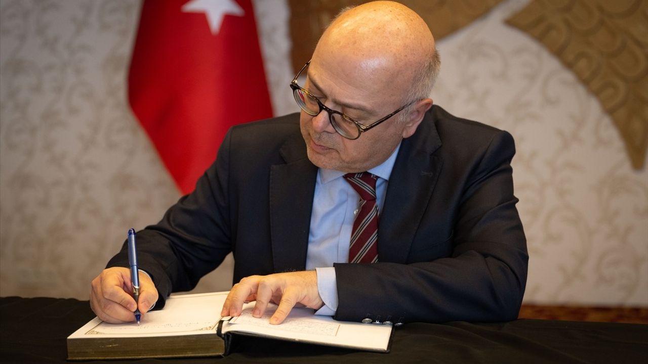Afganistan'ın Ankara Büyükelçiliği'nden Deprem İçin Taziye Defteri