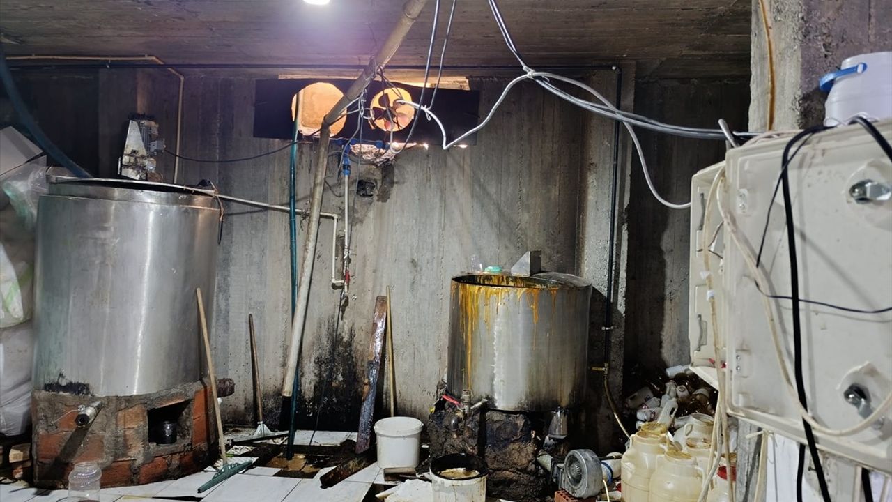 Ağrı'da Ruhsatsız İşletmeden 5 Ton Pekmez Ele Geçirildi