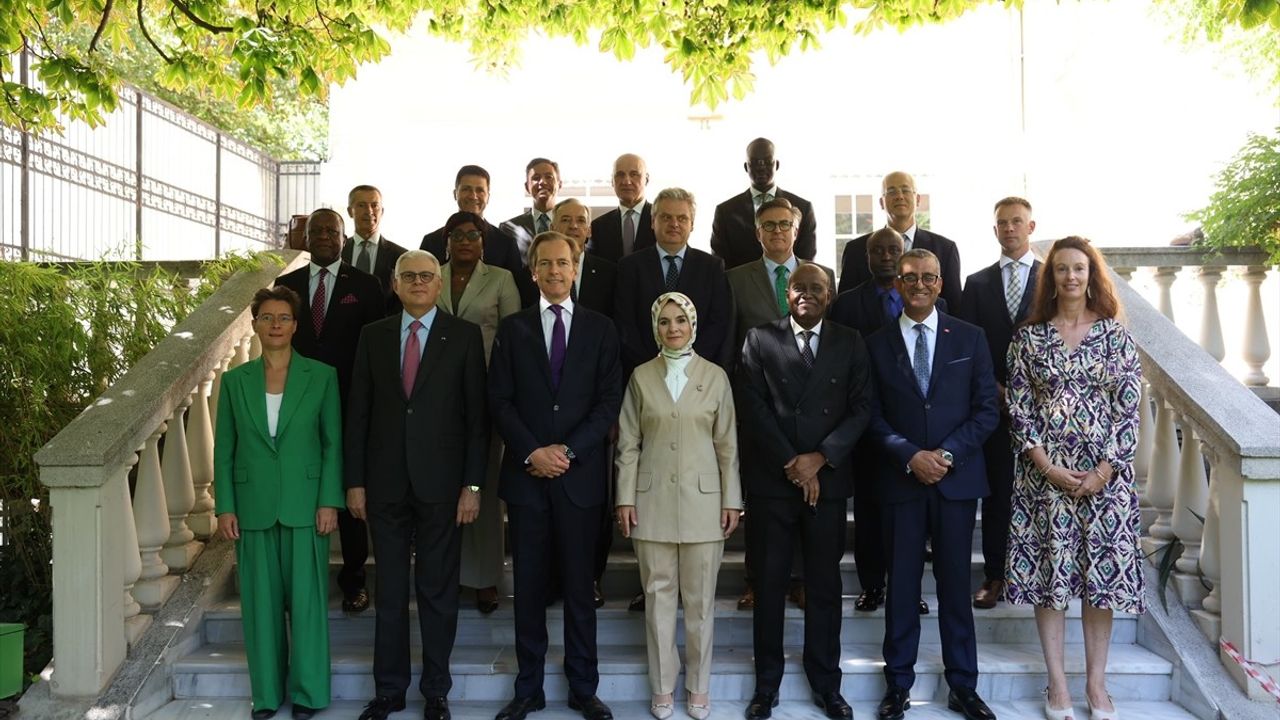 Aile ve Sosyal Hizmetler Bakanı Göktaş Frankofon Büyükelçilerle Bir Araya Geldi