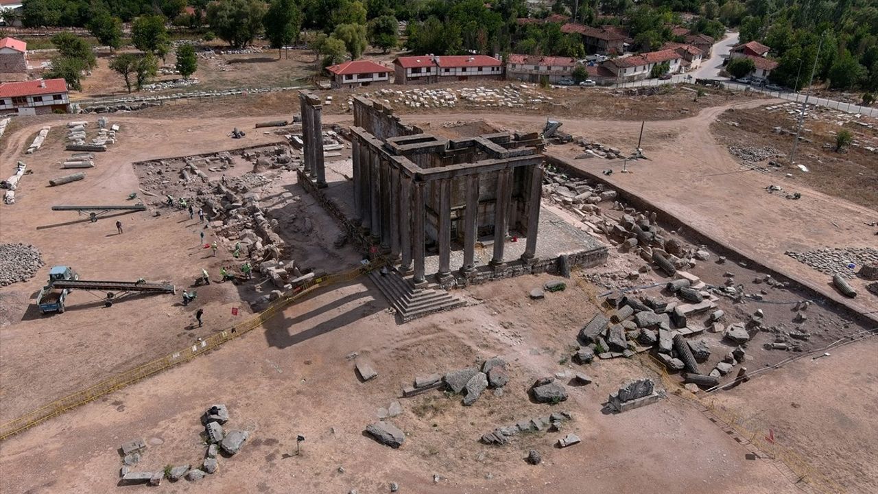Aizanoi Antik Kenti'nde Zeus Tapınağı'nın Restorasyonu İçin Kazı Çalışmaları Devam Ediyor