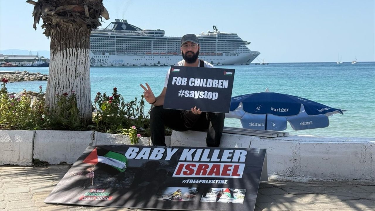 Aktivist Veysel Karahan, Gazze Saldırılarına Dikkat Çekmek İçin Eylem Yapıyor