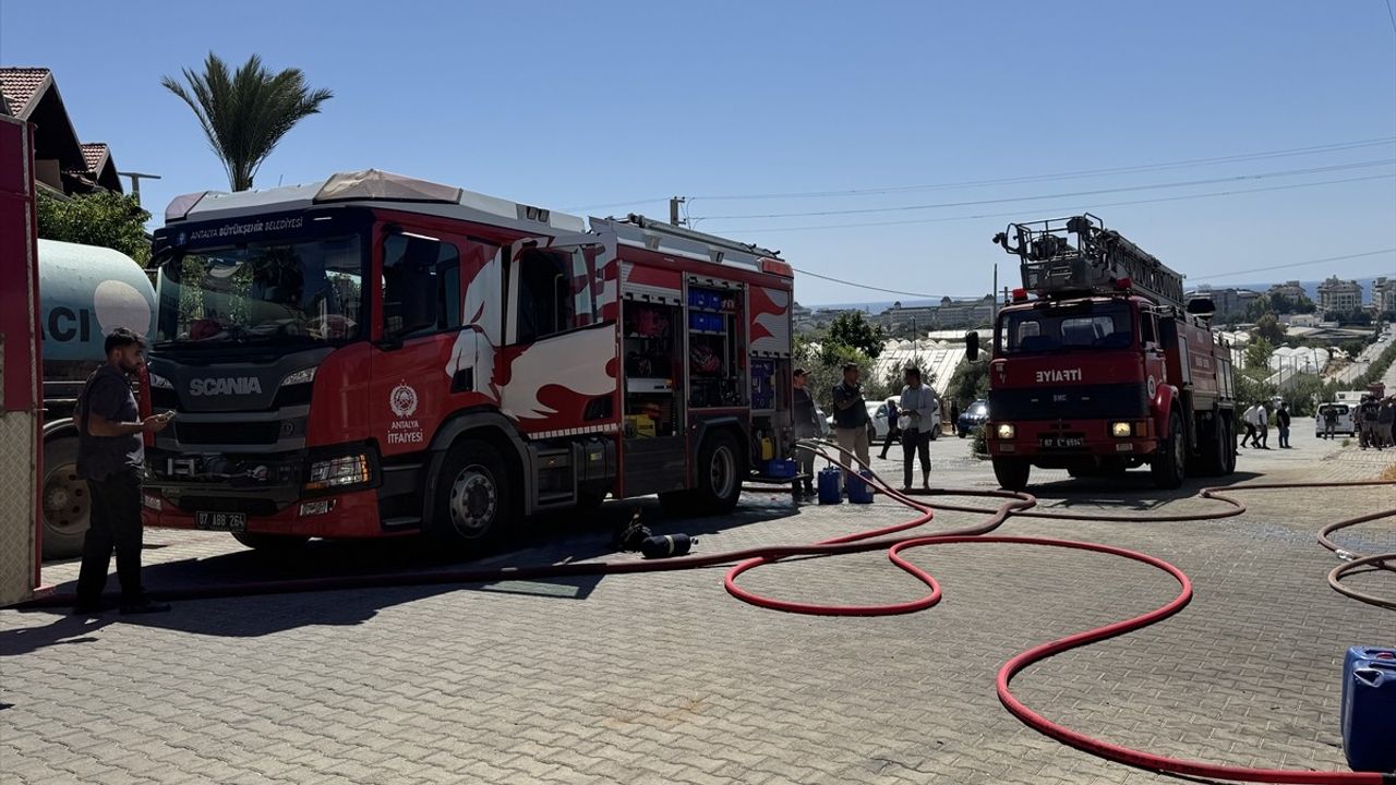 Alanya'da Depoda Yangın Çıktı