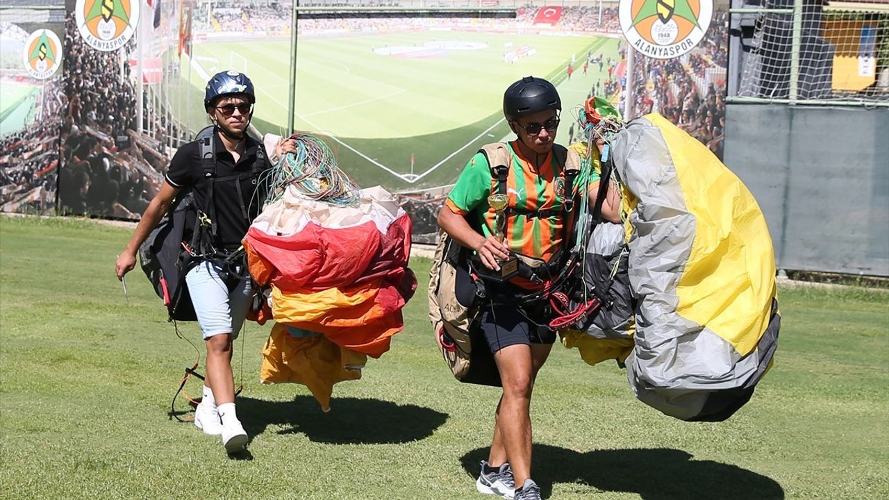 Alanya'da Milli Yamaç Paraşütü Sporcusu Başarıyla Kulübe İndi