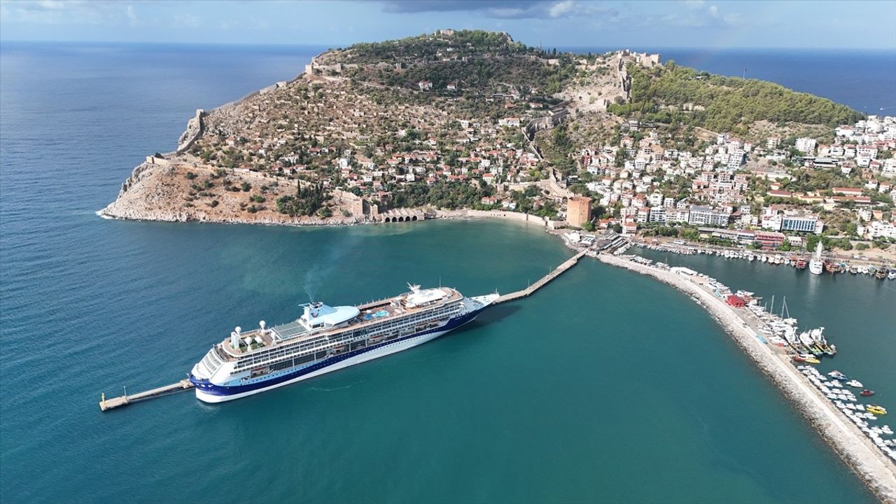 Alanya'ya 1697 Turist Getiren Marella Discovery 2 Ziyareti