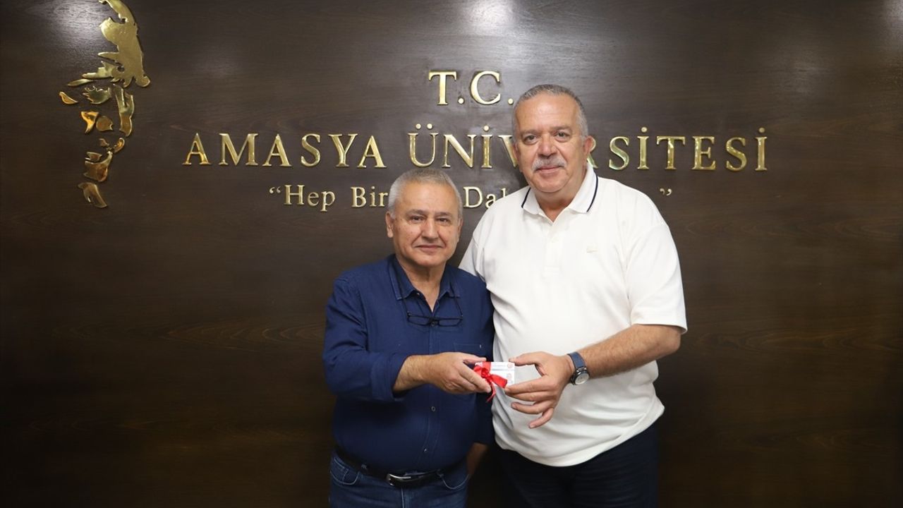Amasya Üniversitesi'nde 65 Yaşında Üniversite Öğrencisine Kimlik Töreni
