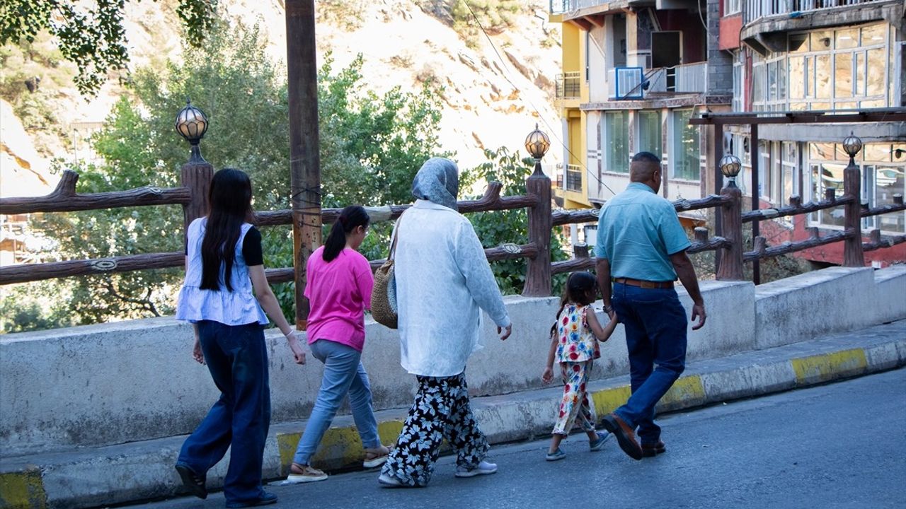 Amedi'de Serinlik Arayan Iraklı Turistler