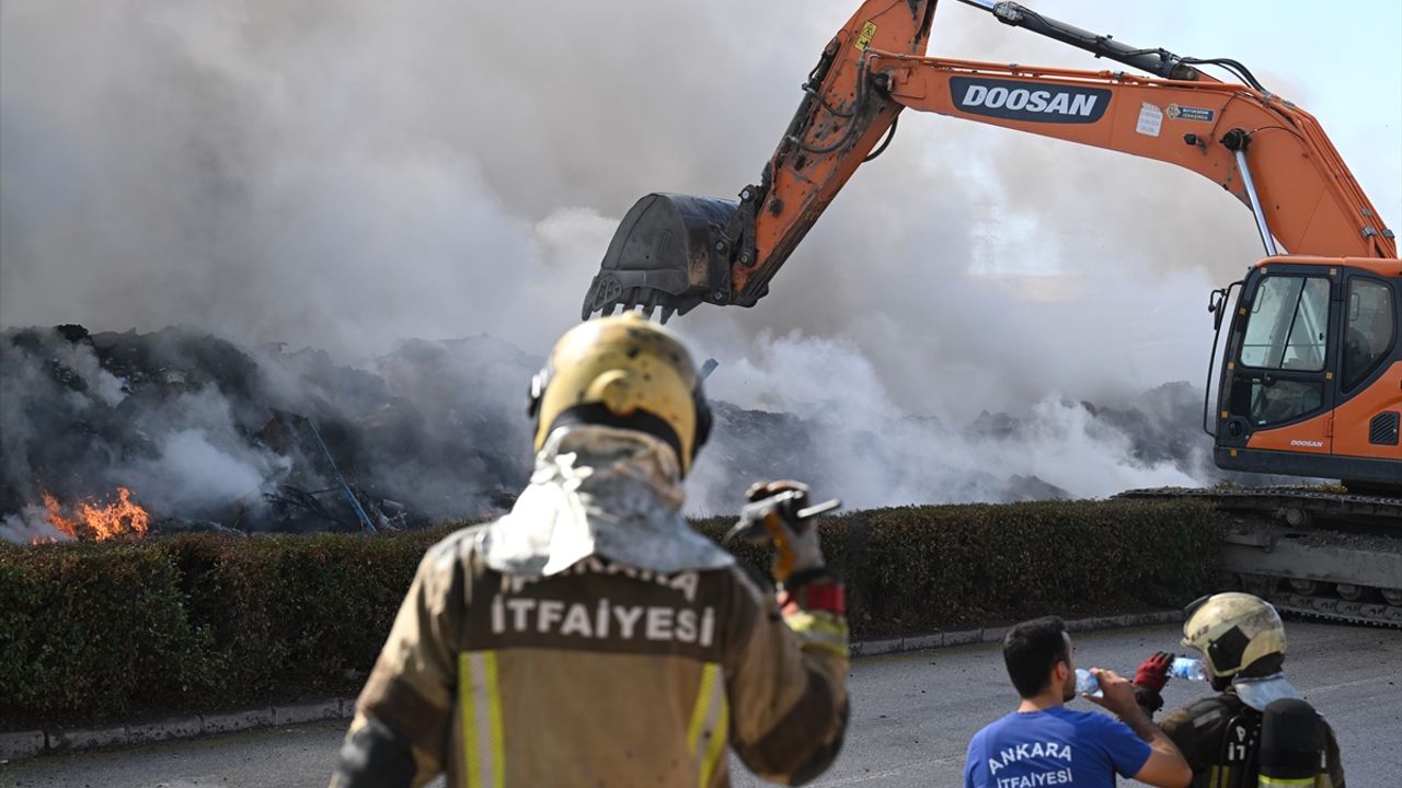 Ankara Sincan'da Depolama Tesisinde Yangın Çıktı