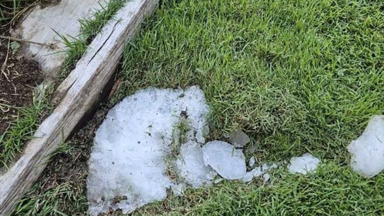Antalya'da Buz Kütlesi Parka Düştü