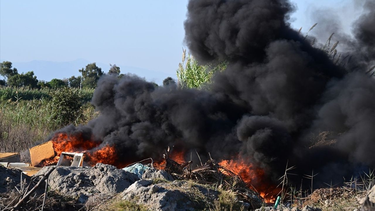 Antalya'da Çöp Alanında Yangın Kontrol Altına Alındı