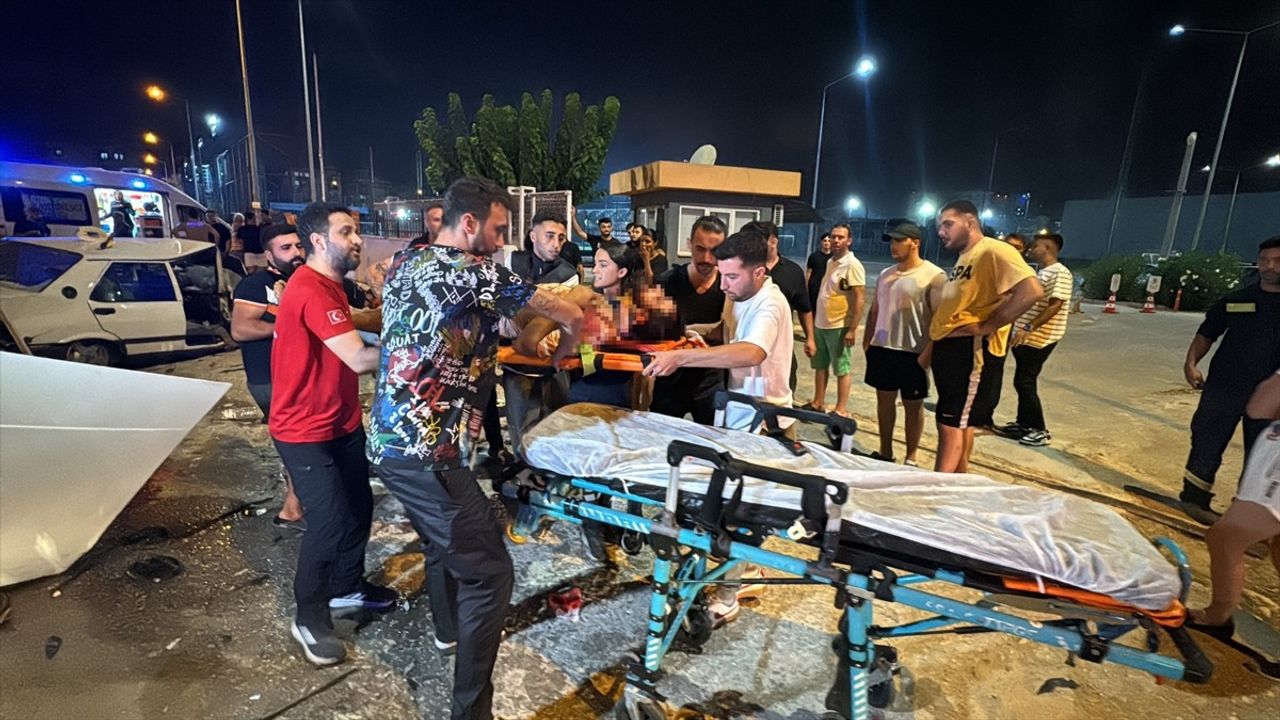 Antalya'da İki Otomobil Çarpıştı, 4 Yaralı
