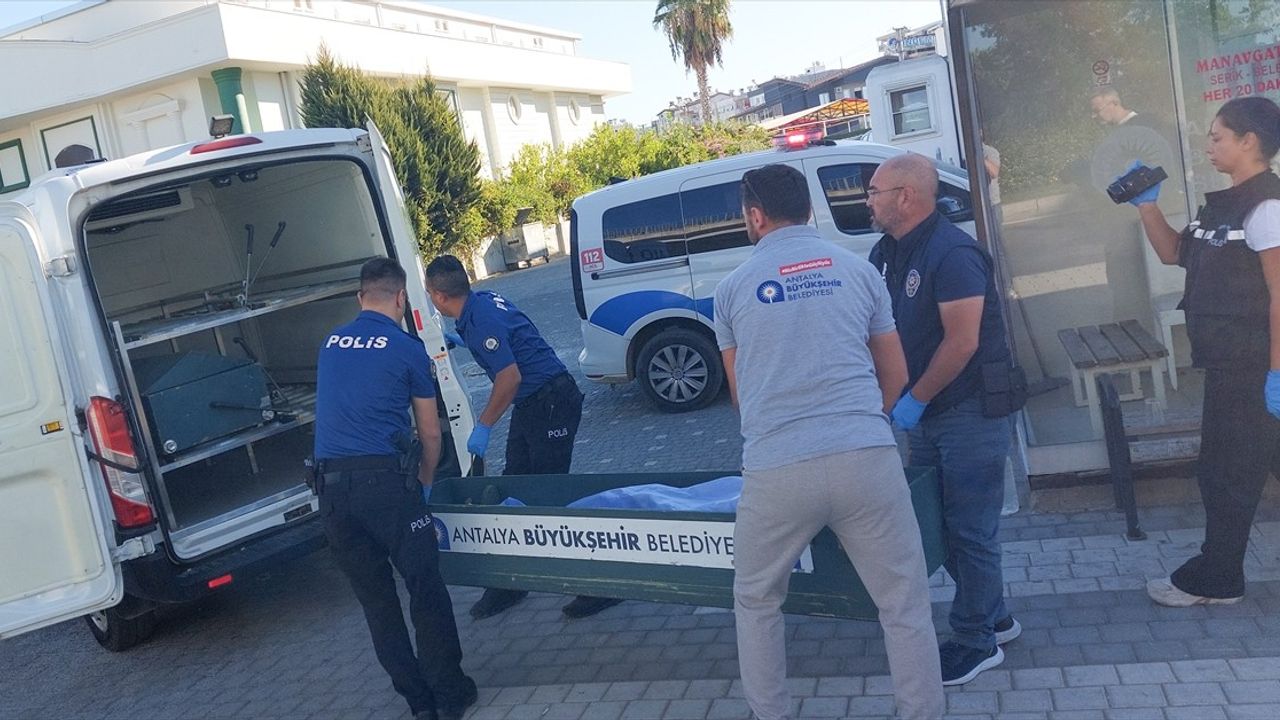 Antalya'da Otobüs Durağında Bir Kişi Hayatını Kaybetti