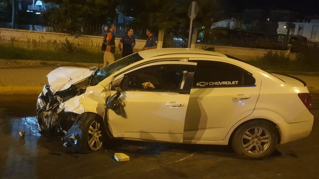 Antalya'da Trafik Kazası: 3 Yaralı