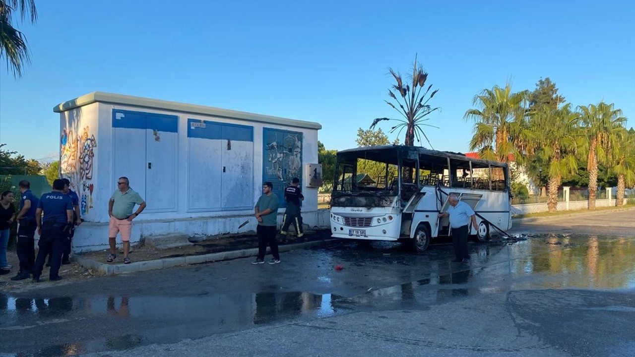 Antalya'da Yangın: Park Halindeki Midibüs Kül Oldu