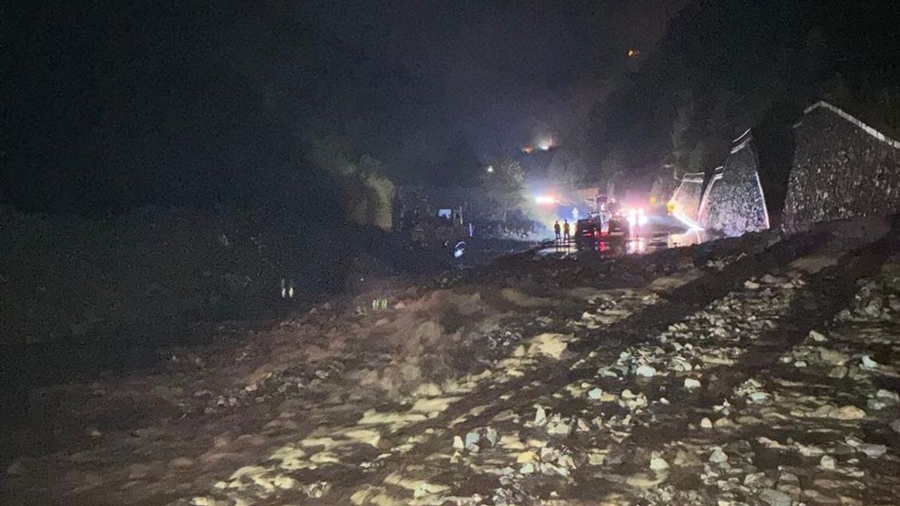 Arsin'de Sağanak Yağış Heyelana Neden Oldu