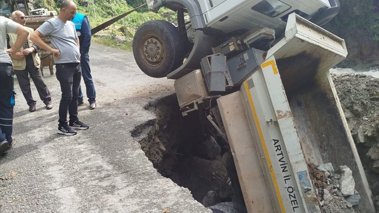 Artvin'de Heyelan Sonrası Kamyon Çukura Düştü