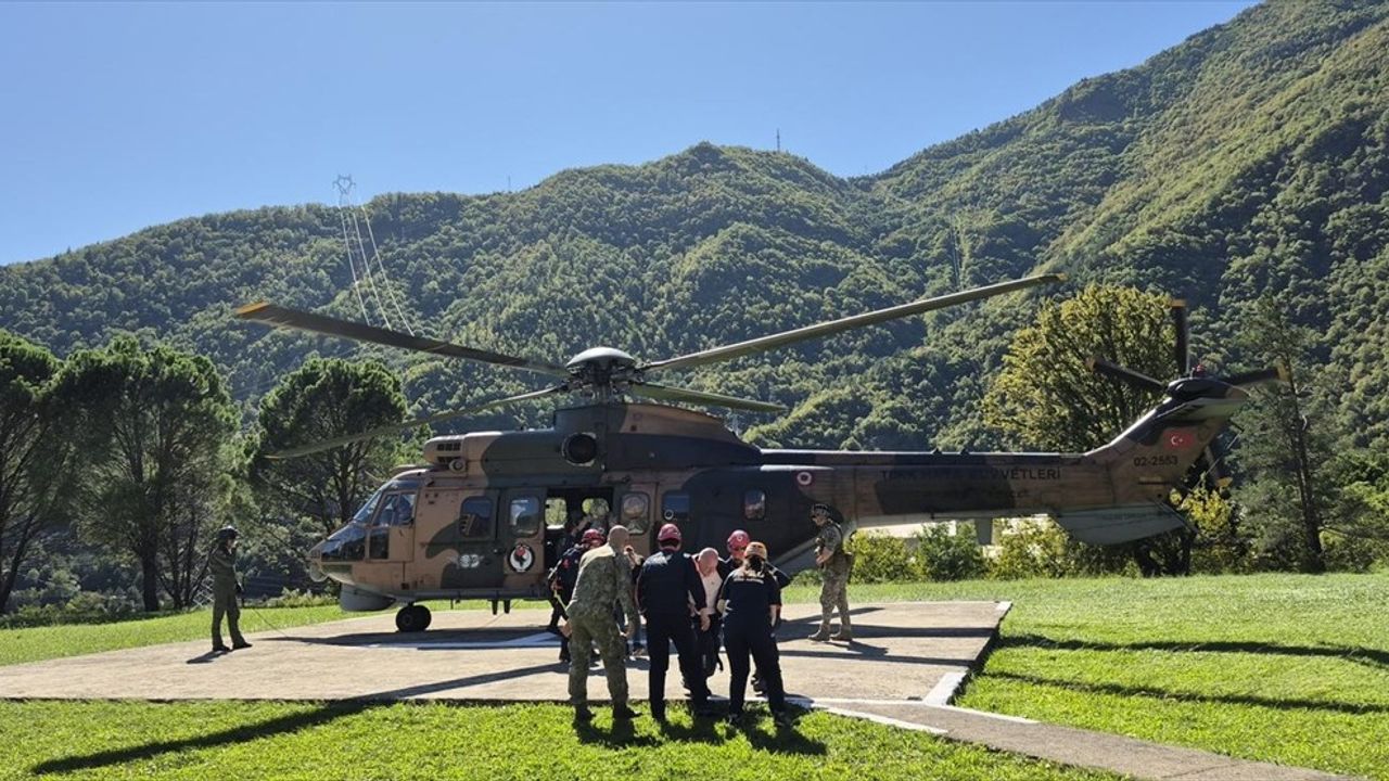Artvin'de Sel ve Heyelan: Turistler Helikopterle Tahliye Edildi