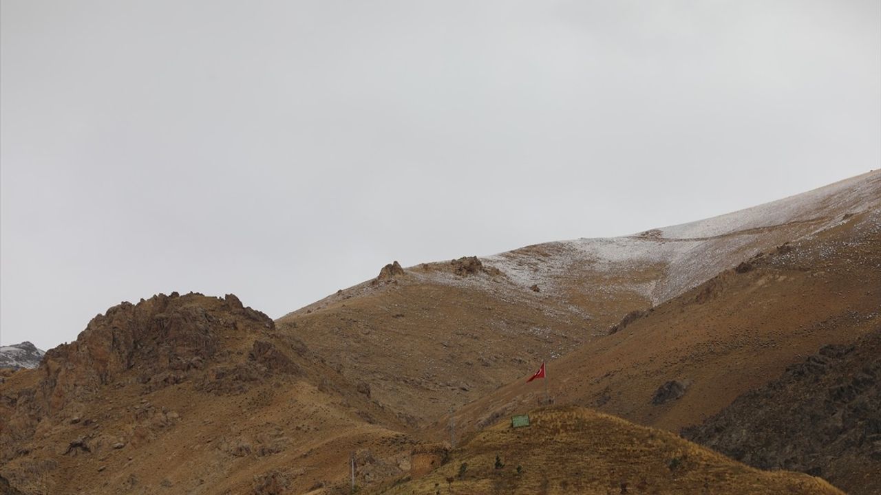 Aşkale'nin Yüksek Kesimlerine Kar Yağdı