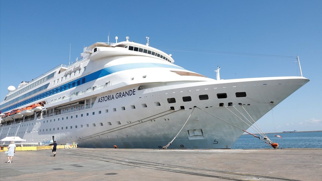 Astoria Grande Kruvaziyeri Samsun Limanı'na Demirledi