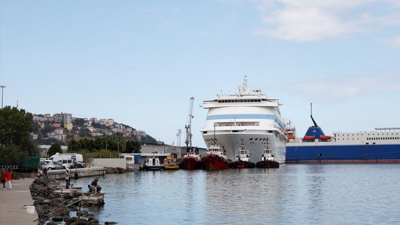 Astoria Grande Kruvaziyeri Samsun Limanı'na Uğradı