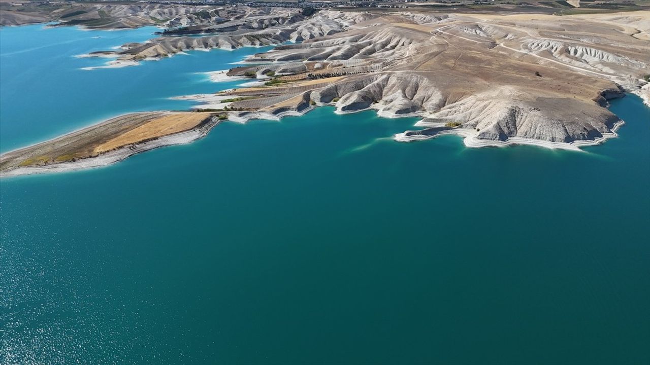 Atatürk Barajı'nda Kuraklık Sonucu Adacıklar Ortaya Çıktı
