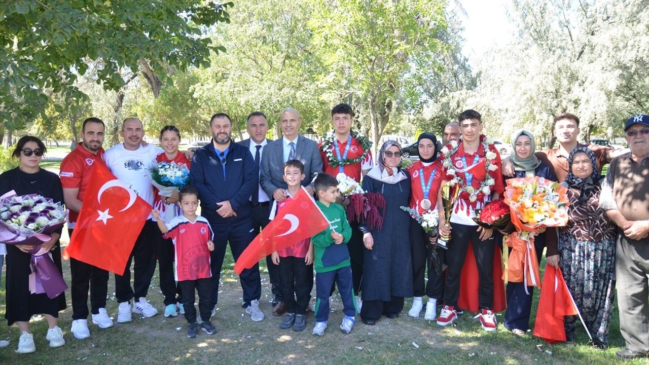 Avrupa Gençler Kick Boks Şampiyonası'ndan Madalya ile Dönen Sporcular Konya'da Karşılandı