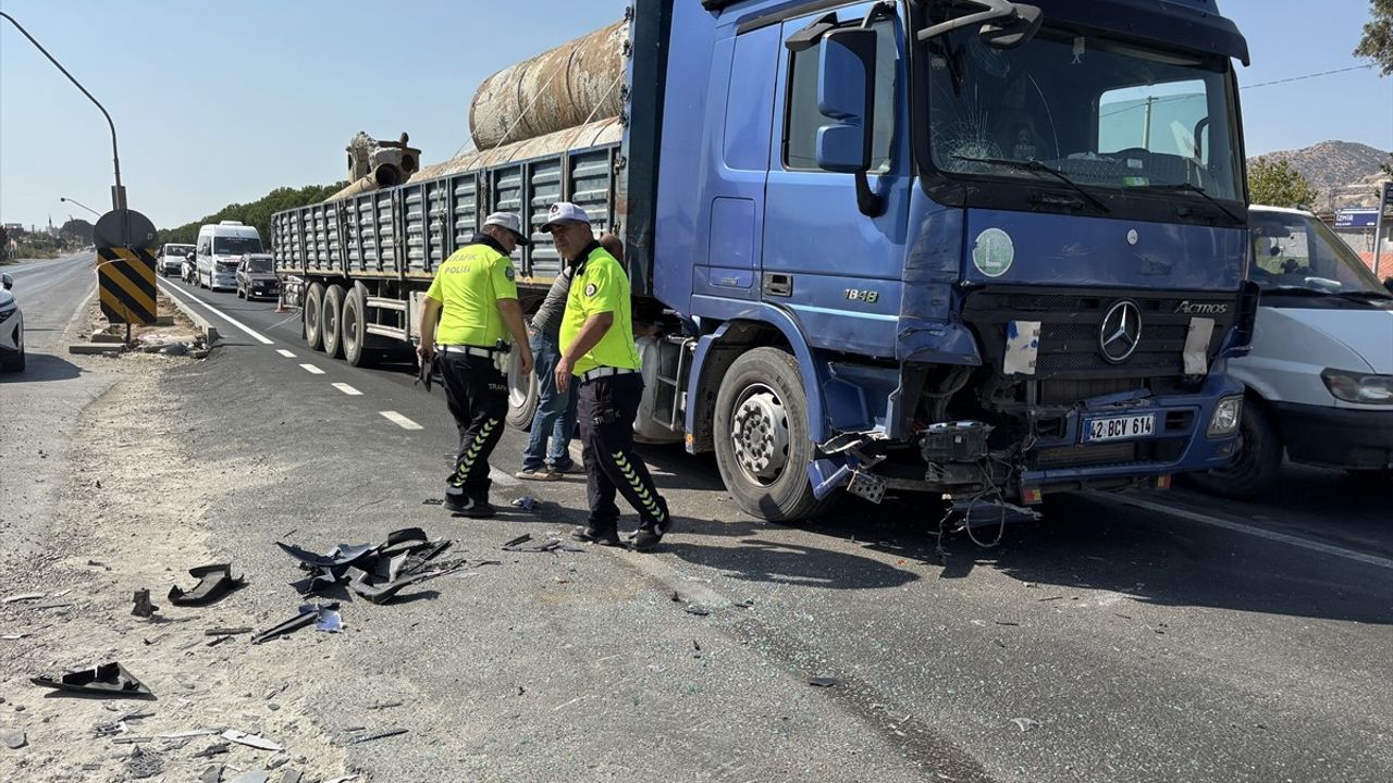 Aydın'da Tır ile Kamyonet Çarpıştı: 3 Yaralı