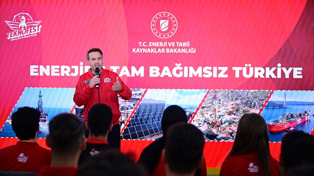 Bakan Bayraktar TEKNOFEST İstanbul'da Gençlerle Bir Araya Geldi