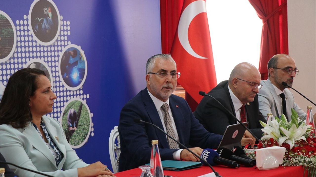 Bakan Işıkhan Burdur'da Ekonomik Büyümeyi Değerlendirdi
