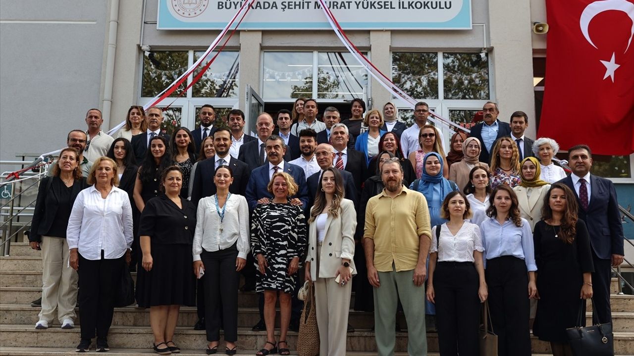 Bakan Tekin, Büyükada'da Eğitime Dair Ziyaretler Gerçekleştirdi