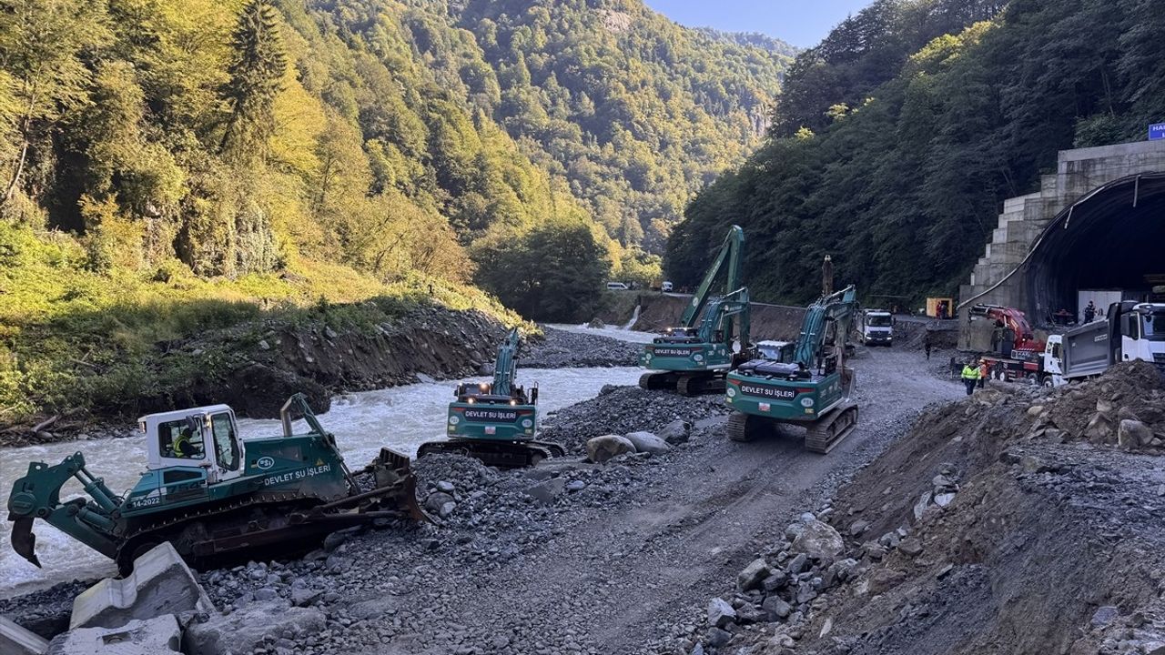 Bakanlar Çamlıhemşin'deki Yol Çalışmalarını İnceledi