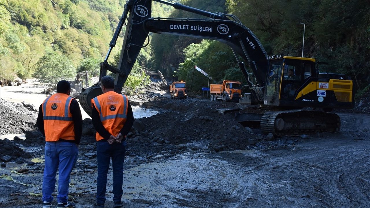 Bakanlardan Artvin'deki Sel İncelemesi