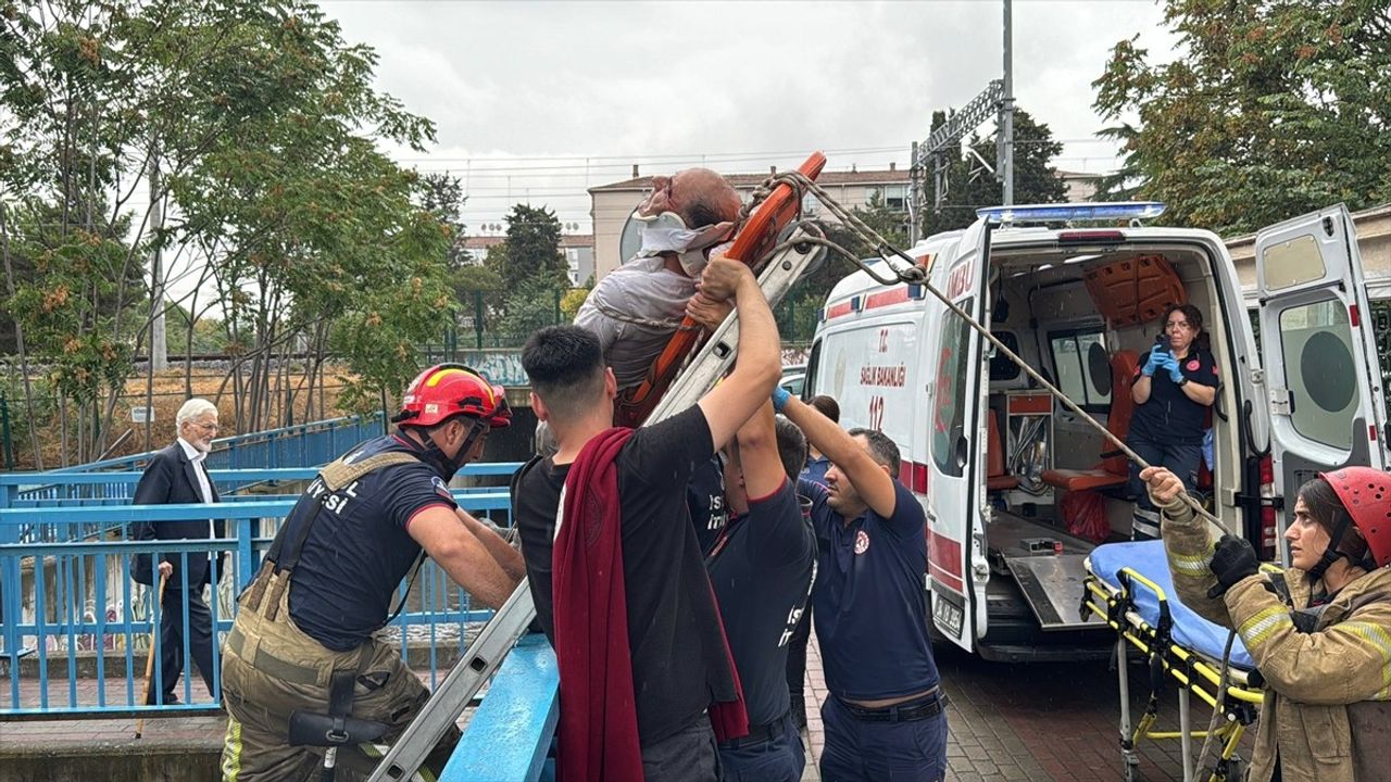 Bakırköy'de Su Kanalına Düşen Kişi Kurtarıldı
