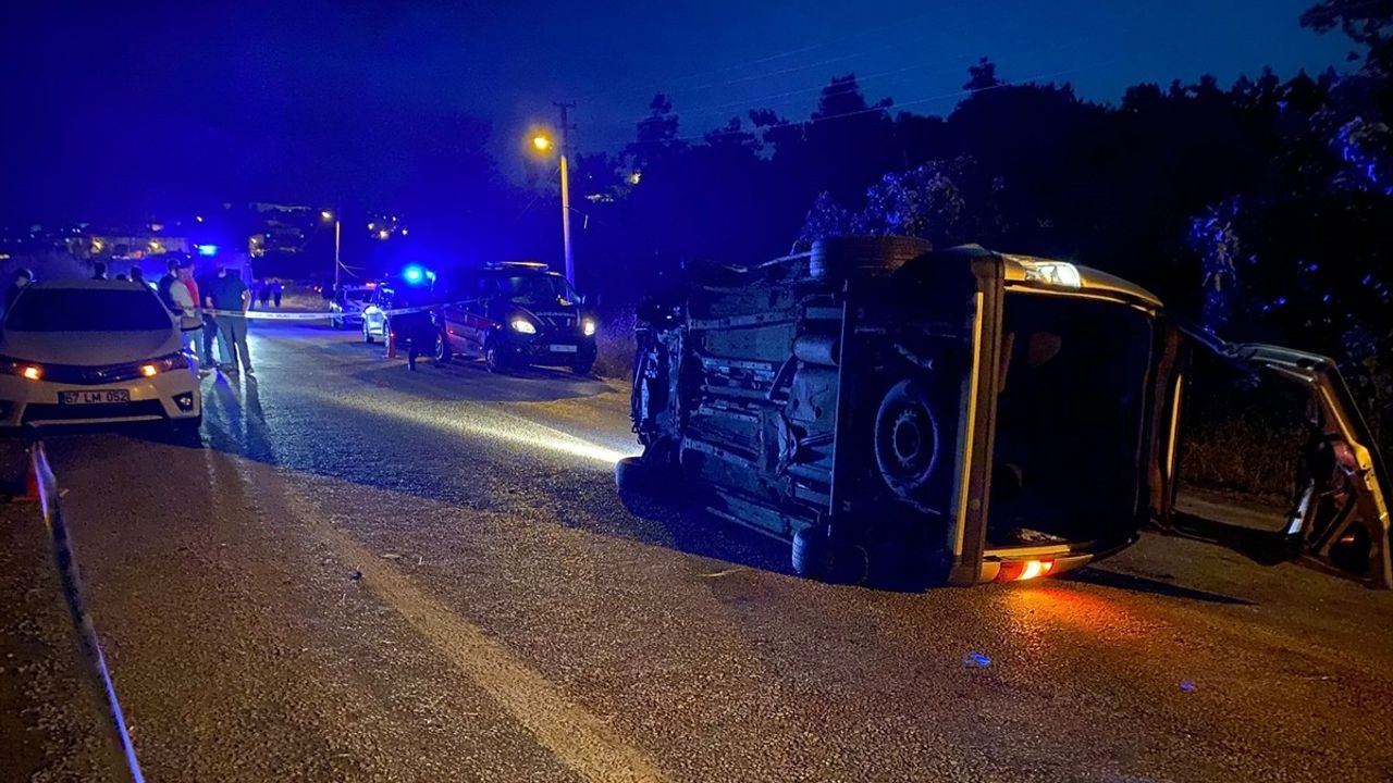 Balıkesir'de Elektrik Direğine Çarpan Araçta Üzücü Kaza