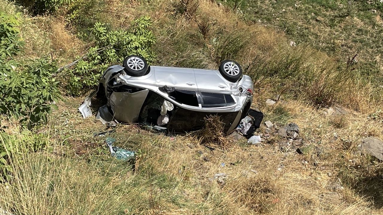 Bitlis'te Şarampole Devrilen Araçta 2 Yaralı