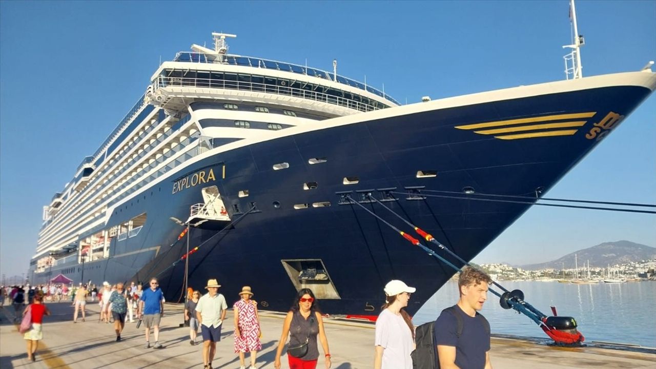 Bodrum'a 743 Yolcu Taşıyan 'Explora I' Kruvaziyeri Geldi