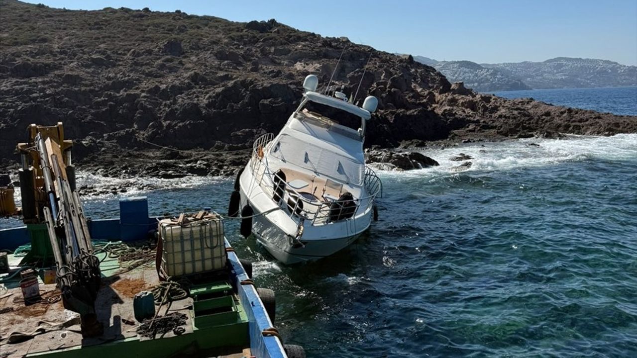 Bodrum'da Kayalıklara Çarpan Motoryattakilerin Kurtuluşu