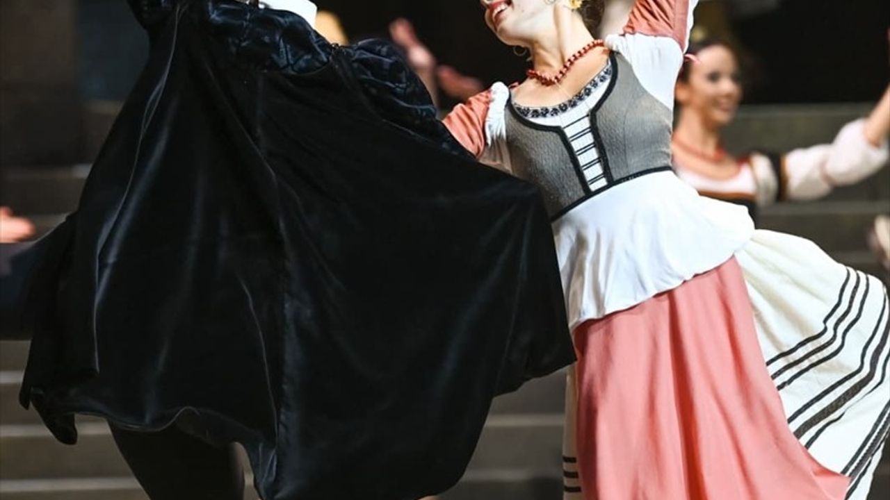 Bolşoy Bale ve Orkestrası İstanbul'da 'Romeo ve Juliet' Gösterimiyle Sahne Aldı