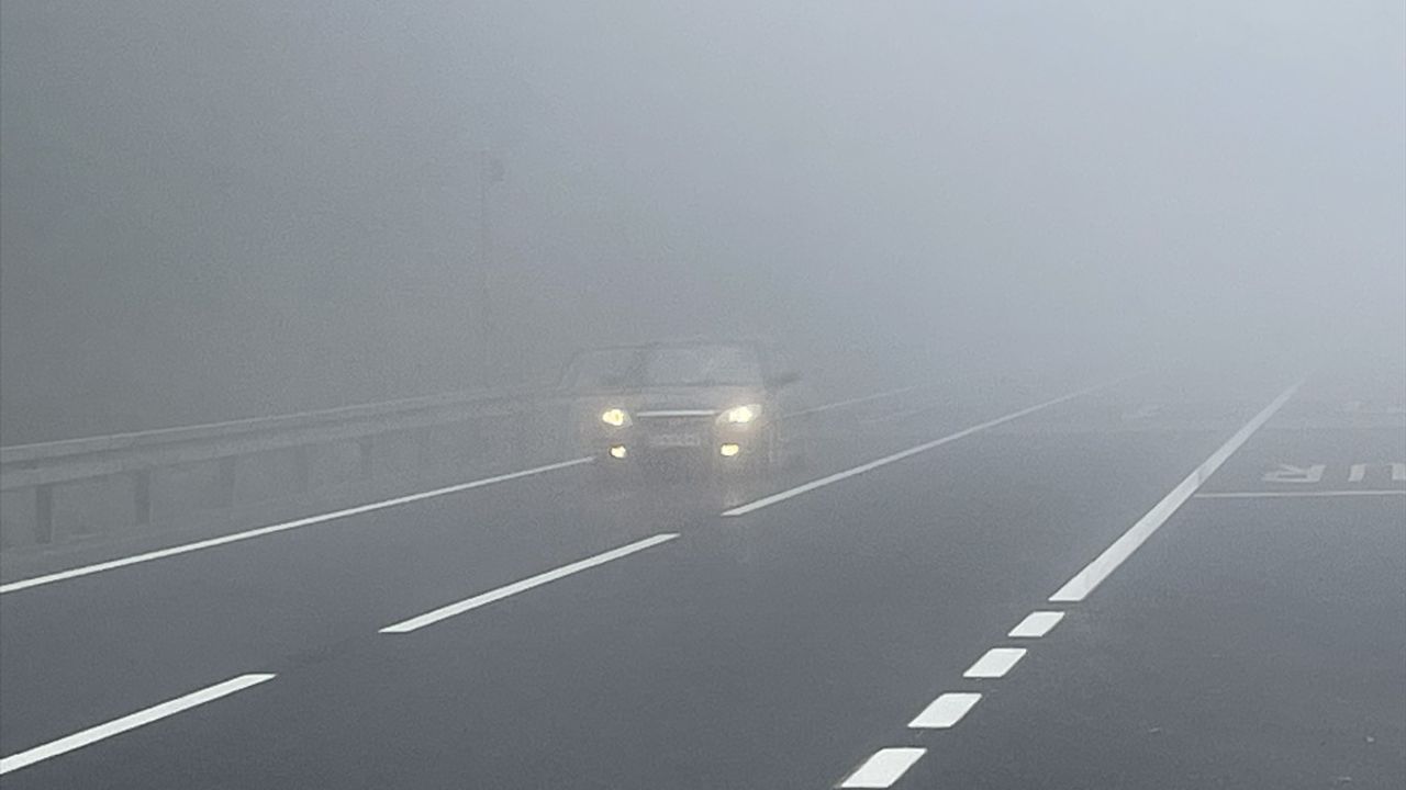 Bolu Dağı'ndaki Sis Ulaşımı Olumsuz Etkiliyor