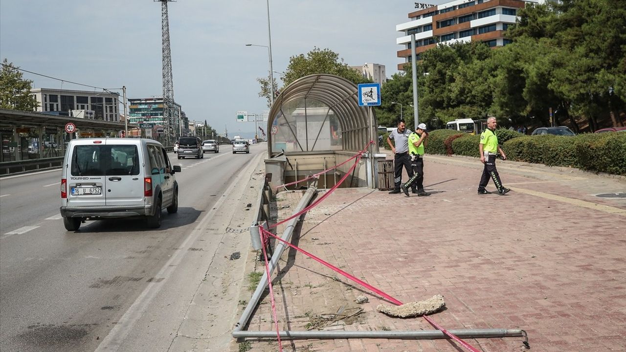Bursa'da Metro Alt Geçidine Giren Araçta Kaza