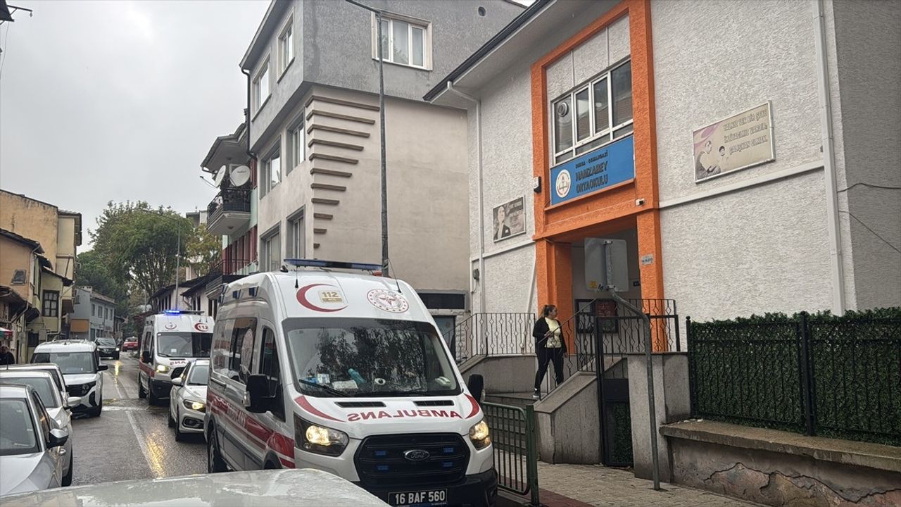 Bursa'da Ortaokul Öğrencileri Zehirlenme Şüphesiyle Hastaneye Kaldırıldı