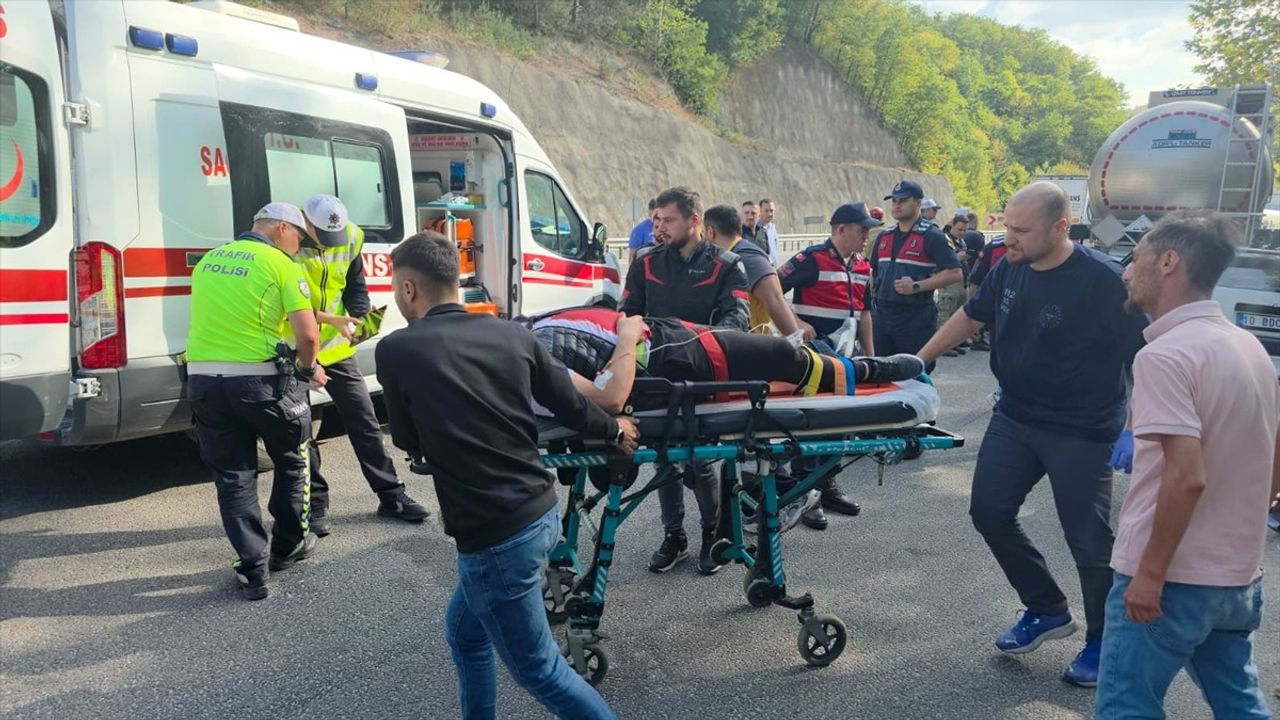 Bursa'da Park Halindeki Tankere Çarpan Otomobilde 5 Yaralı