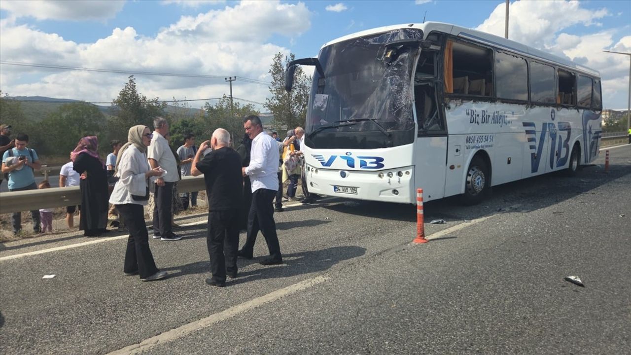 Bursa'da Yolcu Otobüsü Tırdaki Gemi Çapasına Çarptı