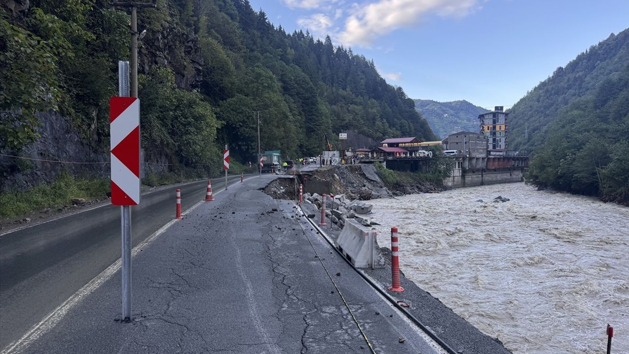 Çamlıhemşin-Ardeşen Yolunda Ulaşım Kontrollü Başladı