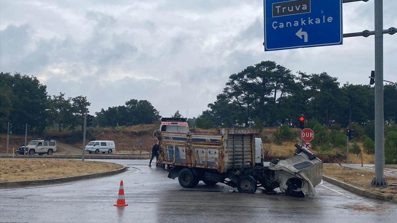 Çanakkale'de Kamyon-Kamyonet Kazası: 1 Ölü