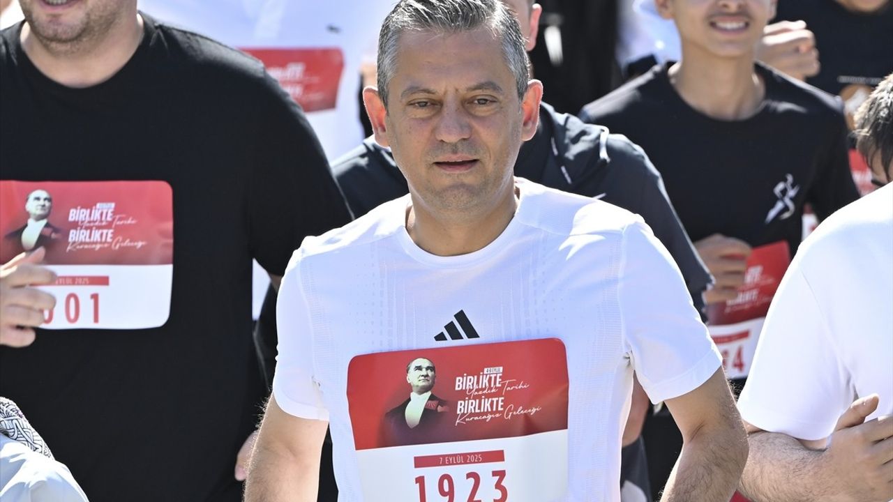 CHP 102. Yıl Koşusu'nda Özgür Özel