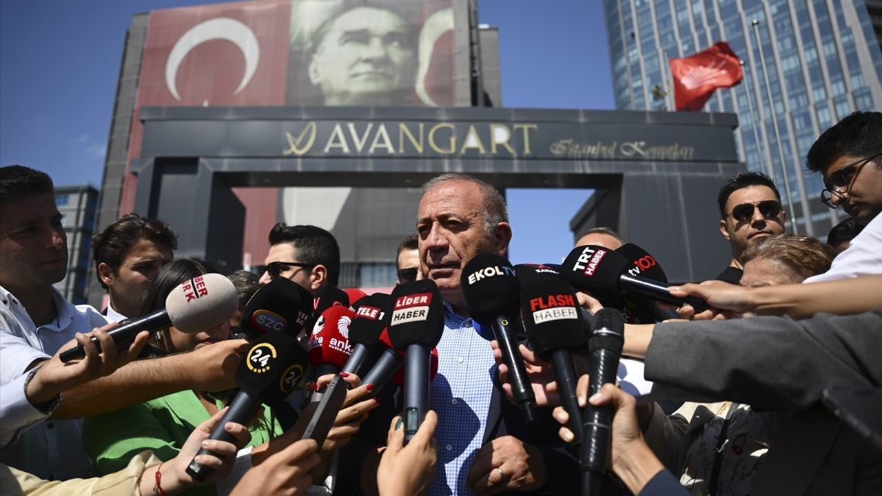CHP Genel Başkan Yardımcısı Özçağdaş, Sarıyer İl Binasında Açıklama Yaptı